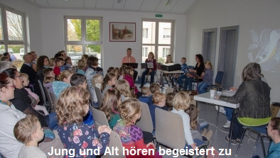 Jung und Alt hren begeistert zu