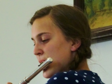 <b>Valeria Schmitt</b>, talentierte Flötistin, brilliert mit Mozarts “Eine kleine ... - CIMG0757
